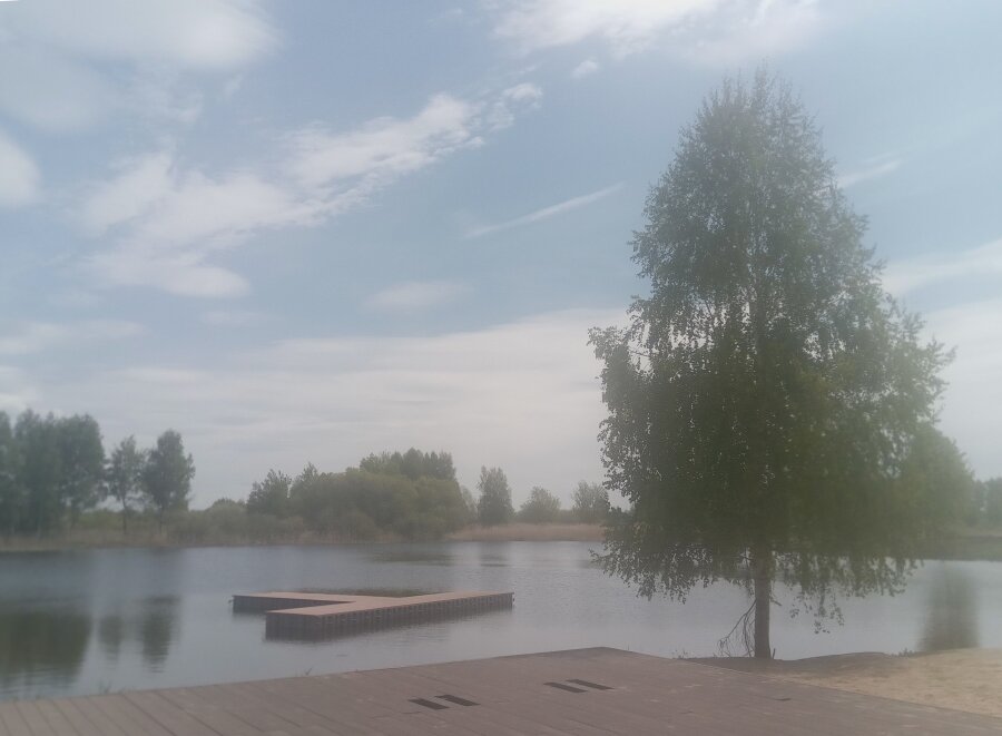 Зеркальная гладь пруда создает курортное настроение