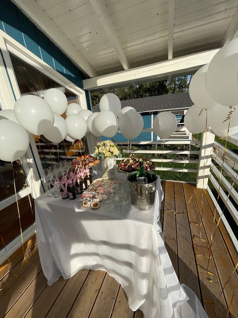 Пример сервировки welcome drink на террасе домика Базы отдыха «Берег Роз»
