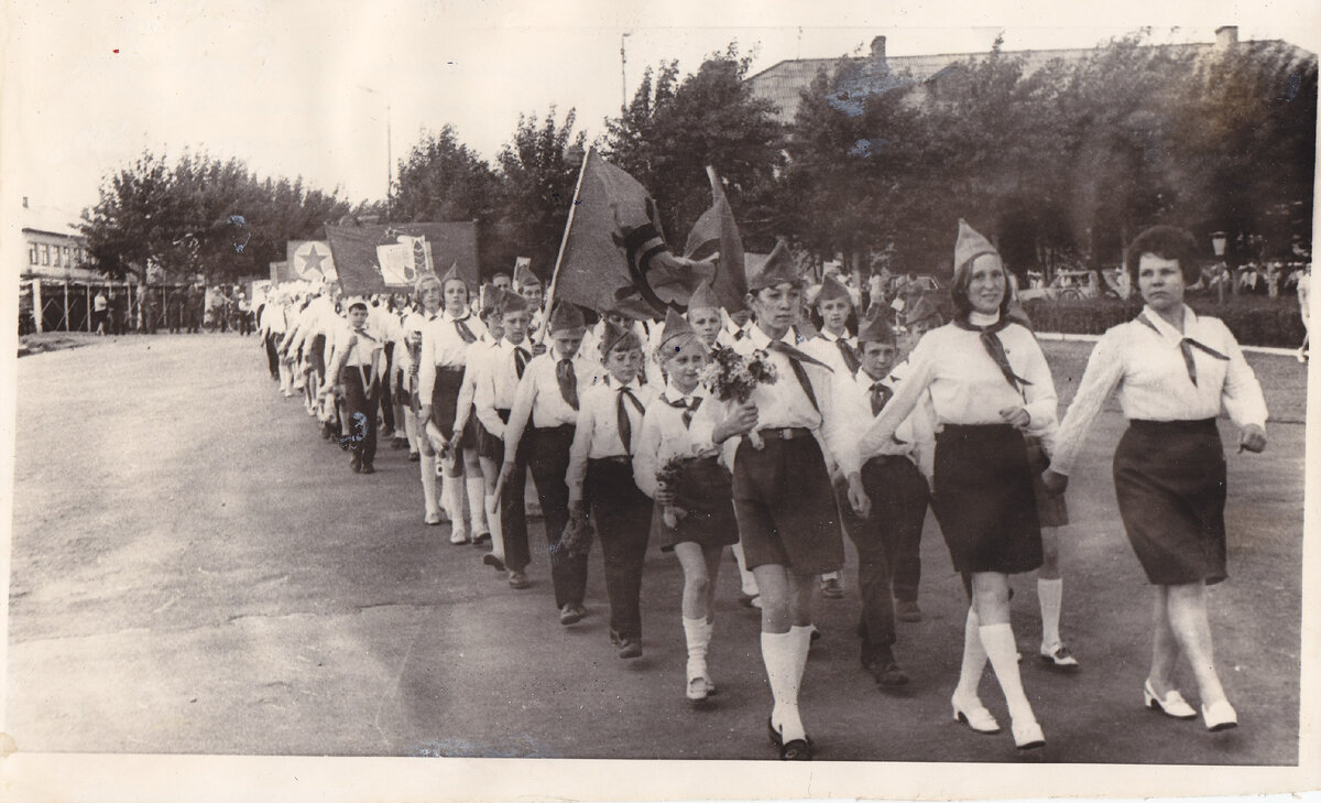 Наш параллельный "б" класс. Впереди справа - старшая пионервожатая школы Родионова Клавдия Степановна, слева - командир дружины Пичужкина Ирина, 70-е годы, Площадь Победы в Каменке. 