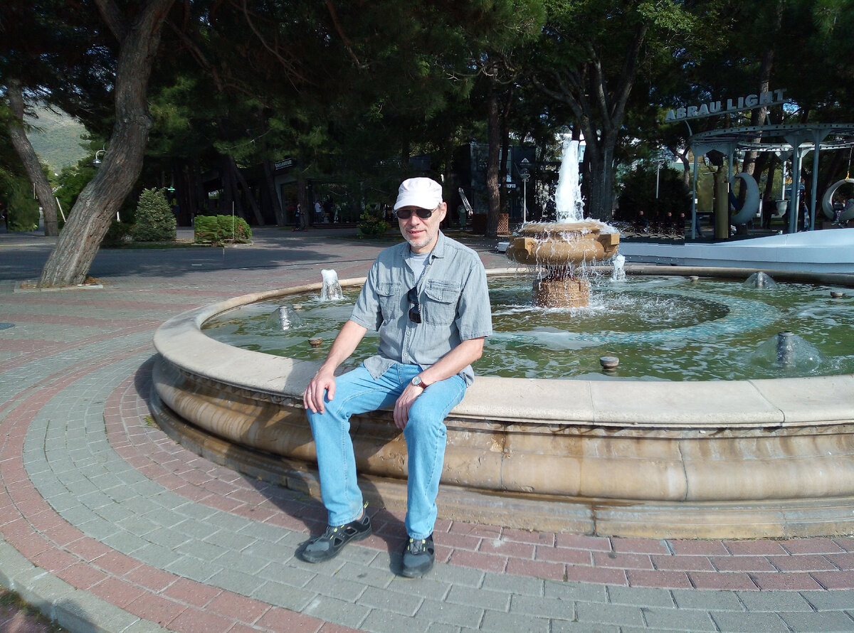 Михаил Лекс, автора рассказа, канала «Как стать счастливым?» и первого комментария