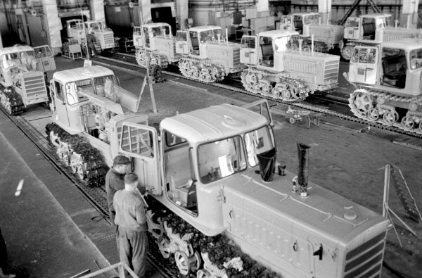 Оао тракторный. Волгоградский тракторный завод трактор ДТ-75. СТЗ тракторный завод. Павлодарский тракторный завод СССР. Завод СССР ДТ-75.