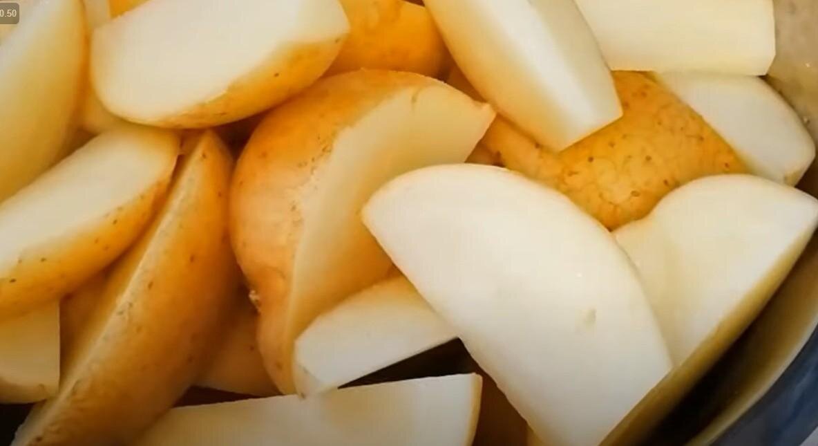 Нарезанный картофель сложите в миску.