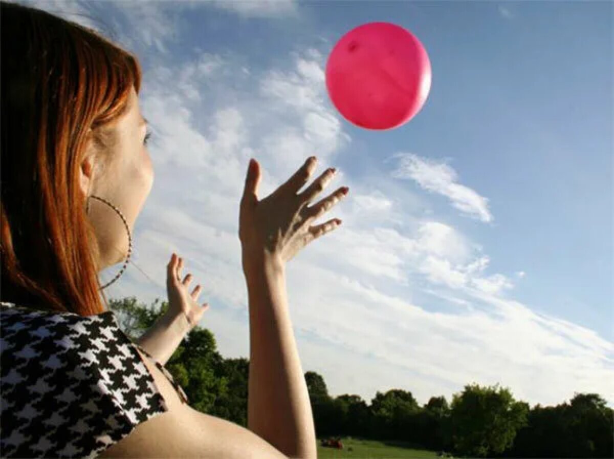 Красный отпускать. Девушка с шаром. Отпускаю воздушный шар. Отпустить воздушный шарик. Девушка отпускает воздушные шары.
