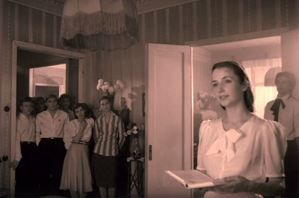 Вика Люберецкая читает С. Есенине на дне рождения Артема. Кадр из фильма (источник фото: http://iobninsk.ru/tomorrow-was-the-war-1987)