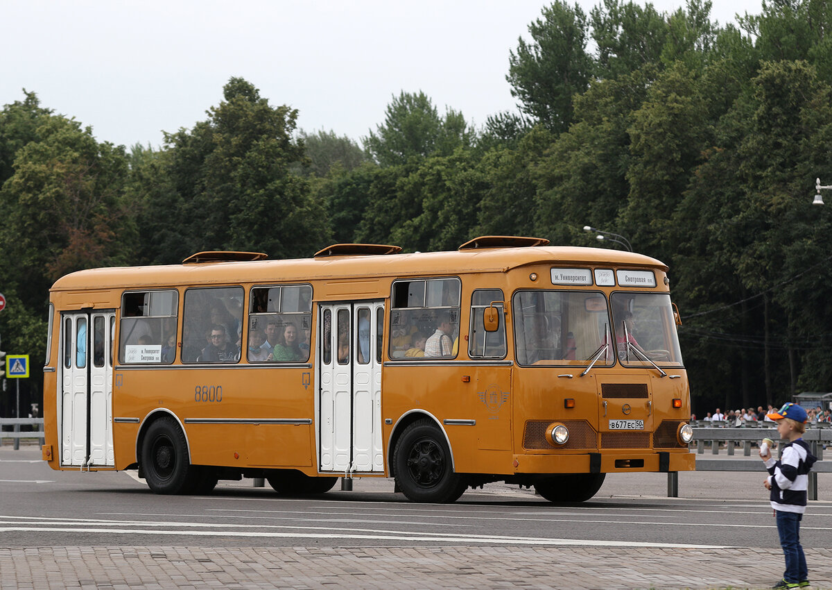 другой ЛиАЗ-677 привозил зрителей на выставку - ретротрансфер до фестиваля и обратно к метро Университет