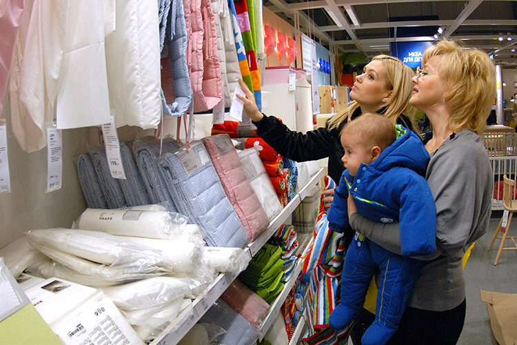 В IKEA можно было купить практически все (если не вообще все), что нужно для устройства быта, от мебели и освещения до мелких кухонных принадлежностей вроде штопора и прихваток. Фото: Viktor Pogontsev/Russian Look / www.globallookpress.com