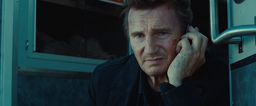 Кадр из фильма Non-Stop. Режиссер: Жауме Кольет-Серра. Оператор: Флавио Мартинес Лабиано. Производство: Anton Capital Entertainment (ACE), Canal+ [fr], LOVEFiLM International, Silver Pictures, Studio Canal, TF1, TF1 Films Production. Показ в России: Парадиз