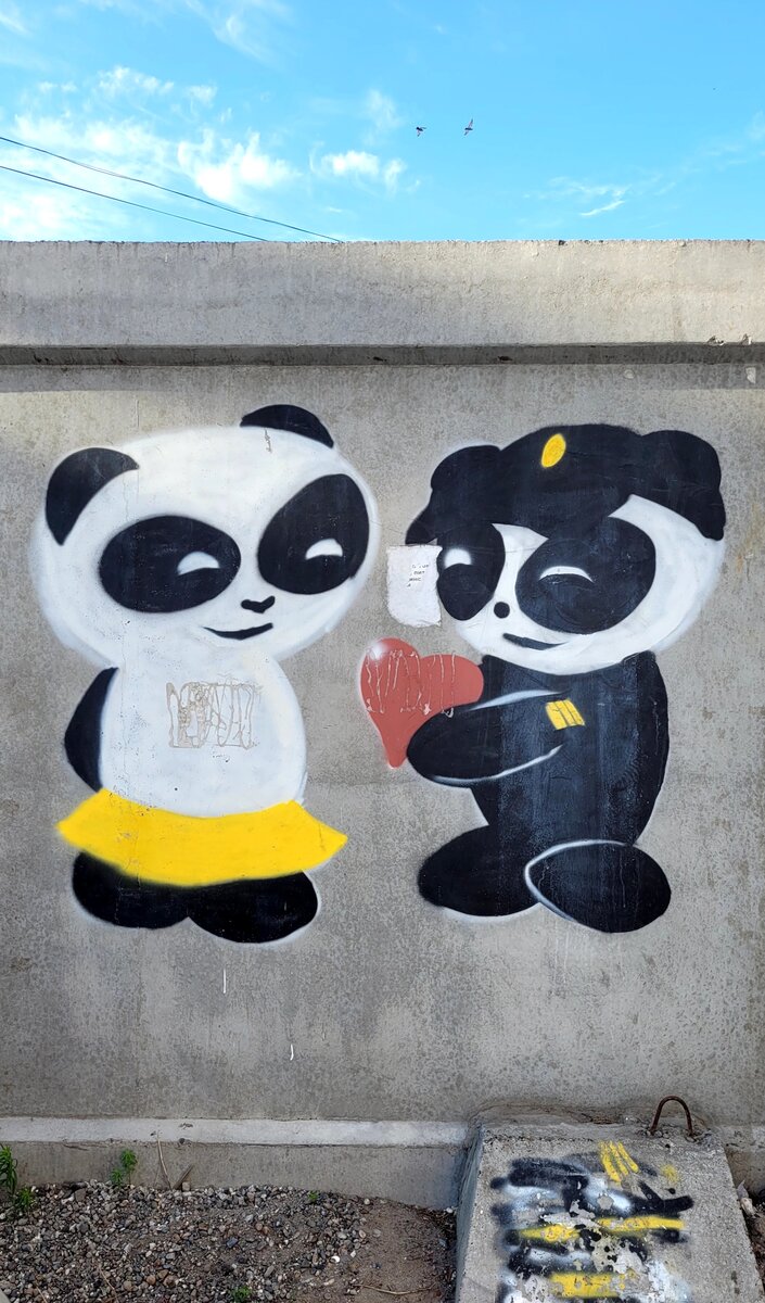 Начну с ми-ми-мишек. Вот такие панды живут на заборе.