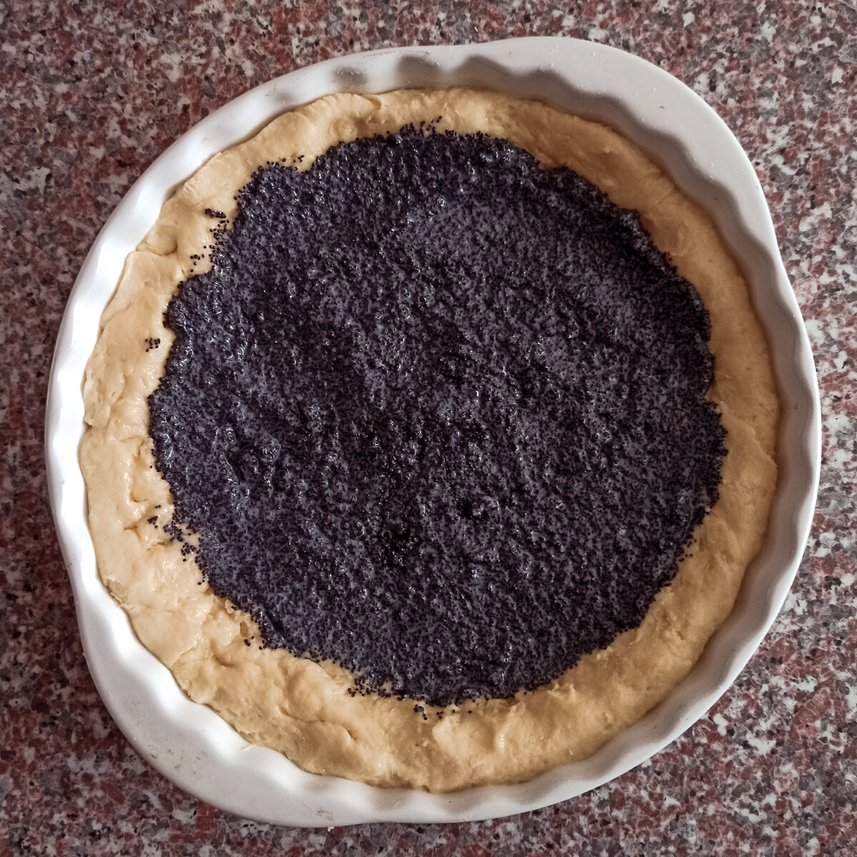 Можно оставить часть теста, раскатать и вырезать полоски, сделать из них сверху начинки "плетенку" в качестве украшения