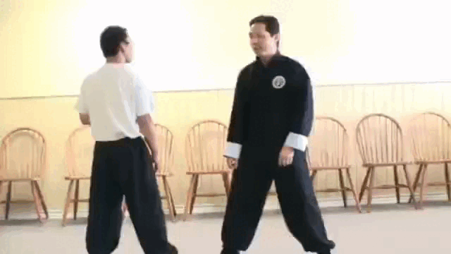 Пример практической работы. (Результат который можно получить в результате повторений). 2.  Cương Đao Phạt Mộc (Тяжелый Меч Рубит Дерево).
При должной наработке данного ной-конга, мы получает качественную работу рук.