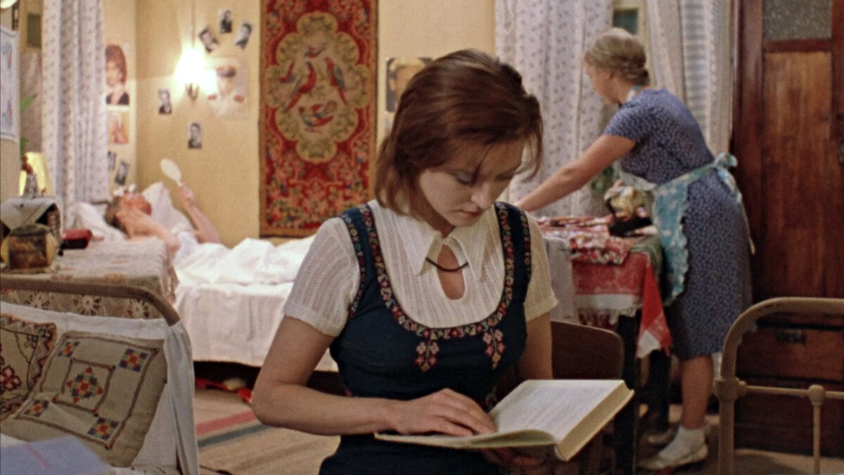 Кинокадр из фильма "Москва слезам не верит". Главным героиням также пришлось жить в общежитии 