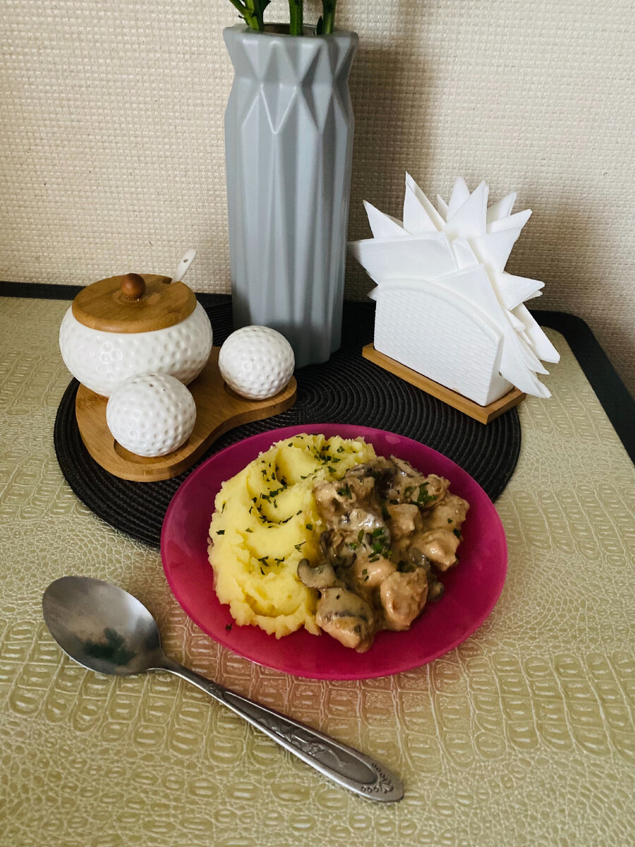 Куриная грудка с грибами, в сметанам соусе и пюре из молодого картофеля