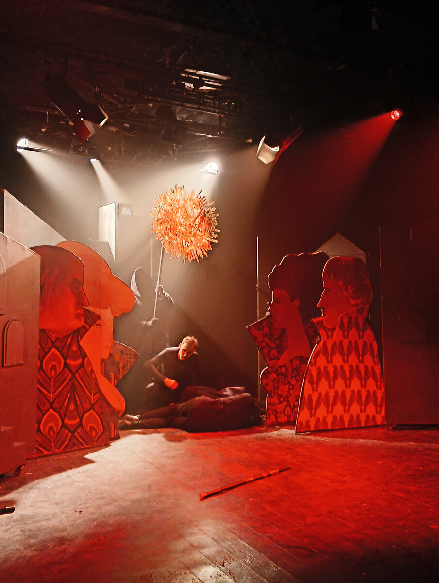 Все фото автора, со спектакля, из зрительного зала, с 1 ряда. 