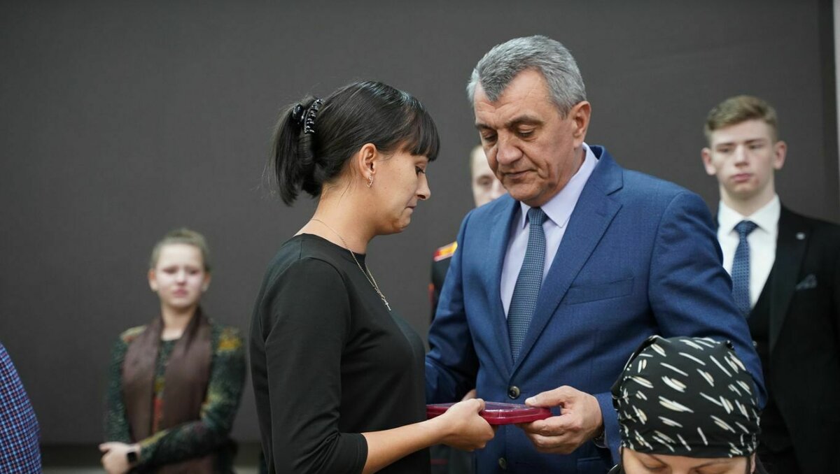    Сергей Меняйло выразил соболезнования семьям погибших и передал им награды, которые бойцы получили посмертно, сообщает пресс-служба главы РСО-Алания.