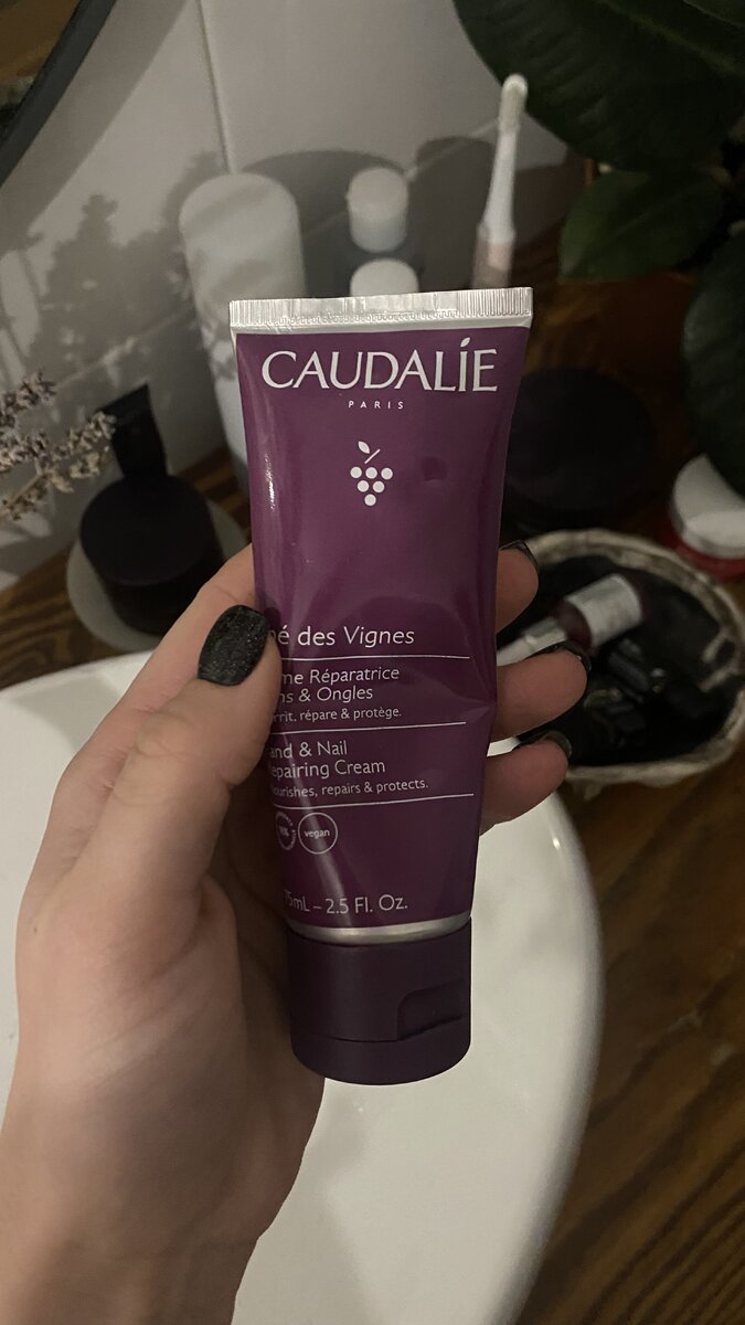 Сейчас использую эти кремы от Caudalie: аромат невероятный (Франция!) 