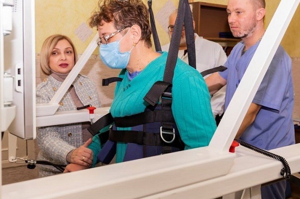     Луганская республиканская физиотерапевтическая поликлиника ввела в работу систему локомоторной тренировки. Фото: «Луганьмедиа»