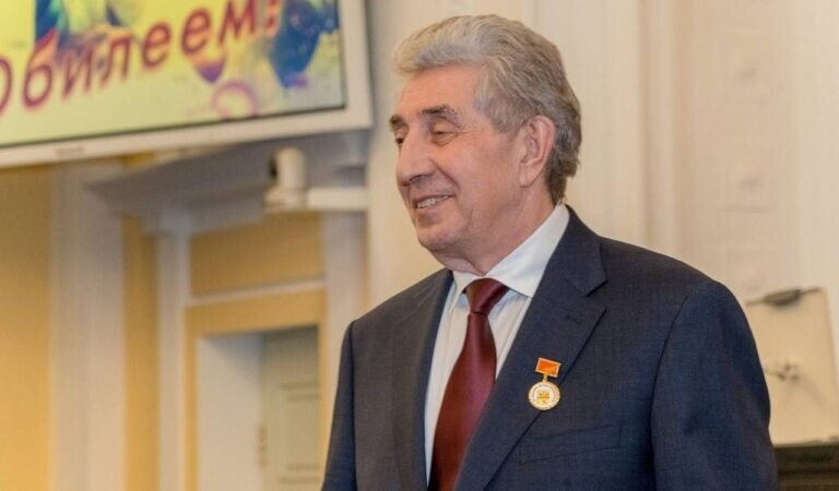    Председателю Законодательного собрания Оренбуржья Сергею Грачёву вручён Золотой знак Андрей Севостьянов