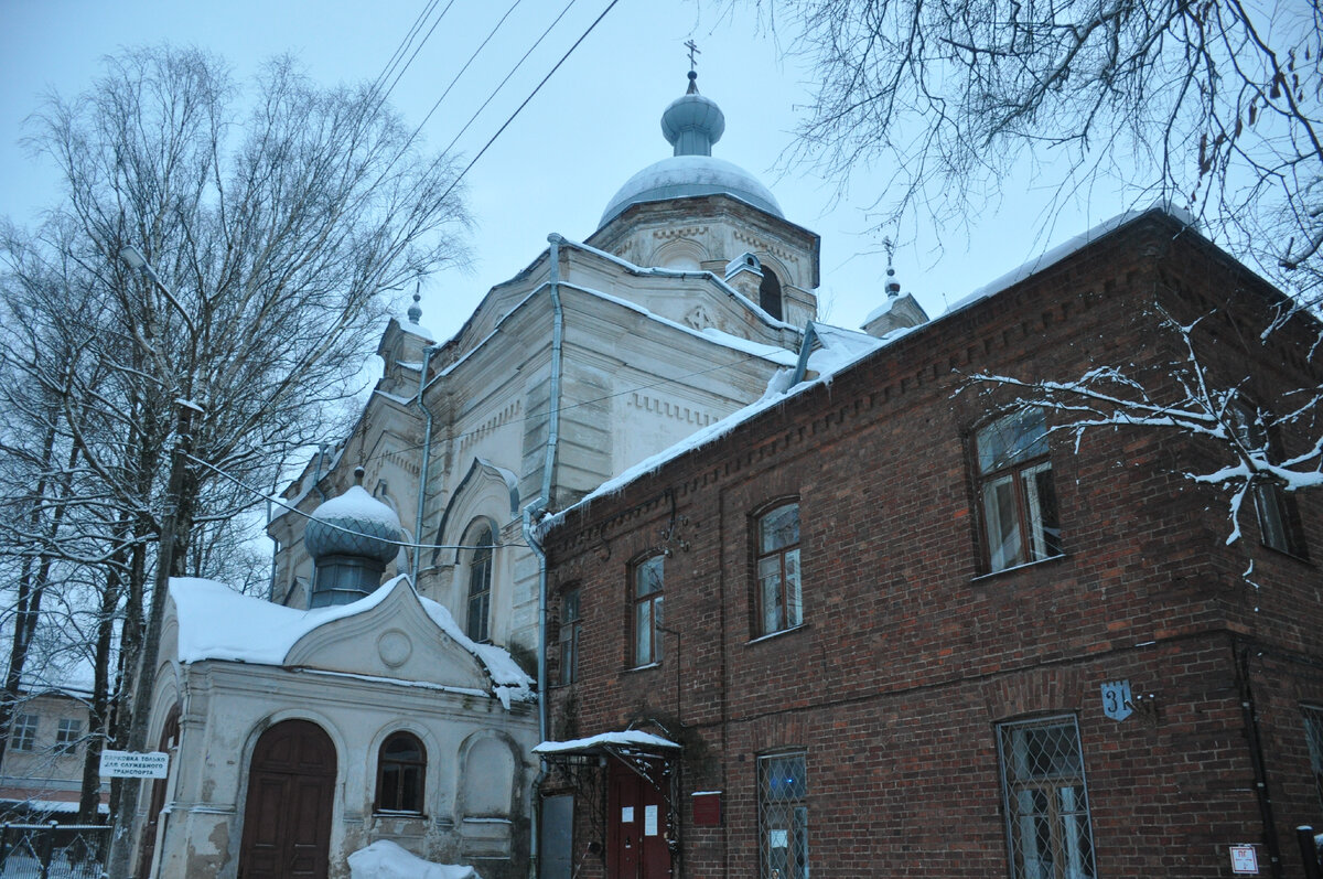 Собор Сошествия Святого Духа Свято-Духова монастыря (1162 год). Государственный архив (красное кирпичное здание).