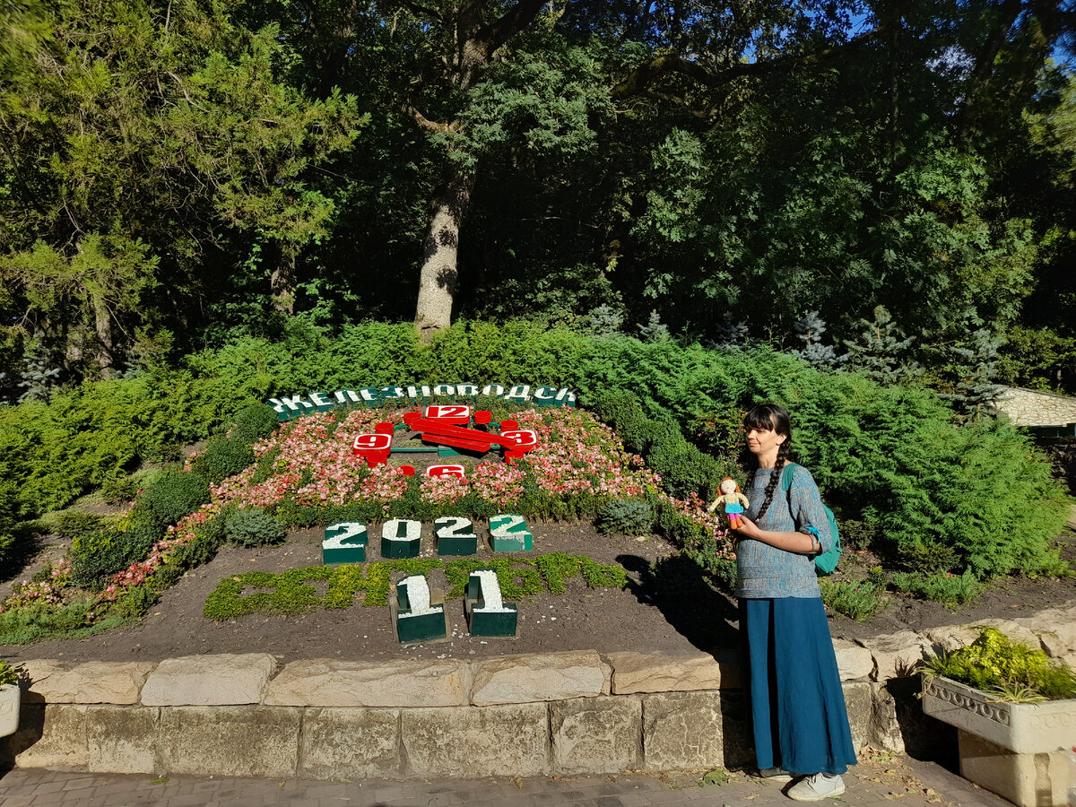 С одной из дочкиных кукол в последний день фестиваля (по календарю можно разглядеть, что дело было в сентябре)