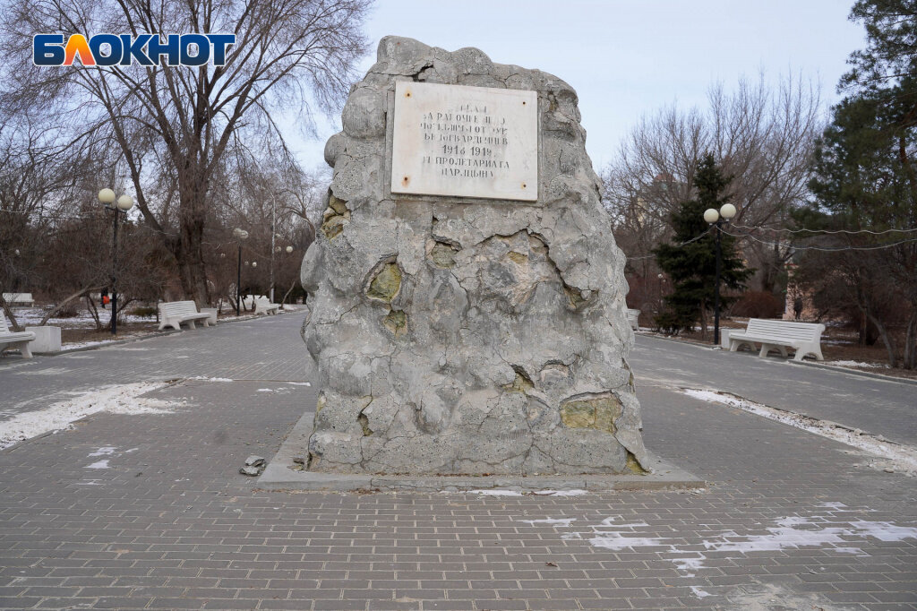 Памятники Сталинградской битвы. Уцелел памятник. Сталинград статуя. Памятники Сталинграда с названиями.