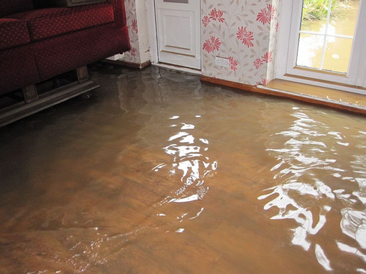 Сколько воды затопить соседей. Потоп в квартире. Затопление квартиры. Затоп квартиры. Наводнение в квартире.