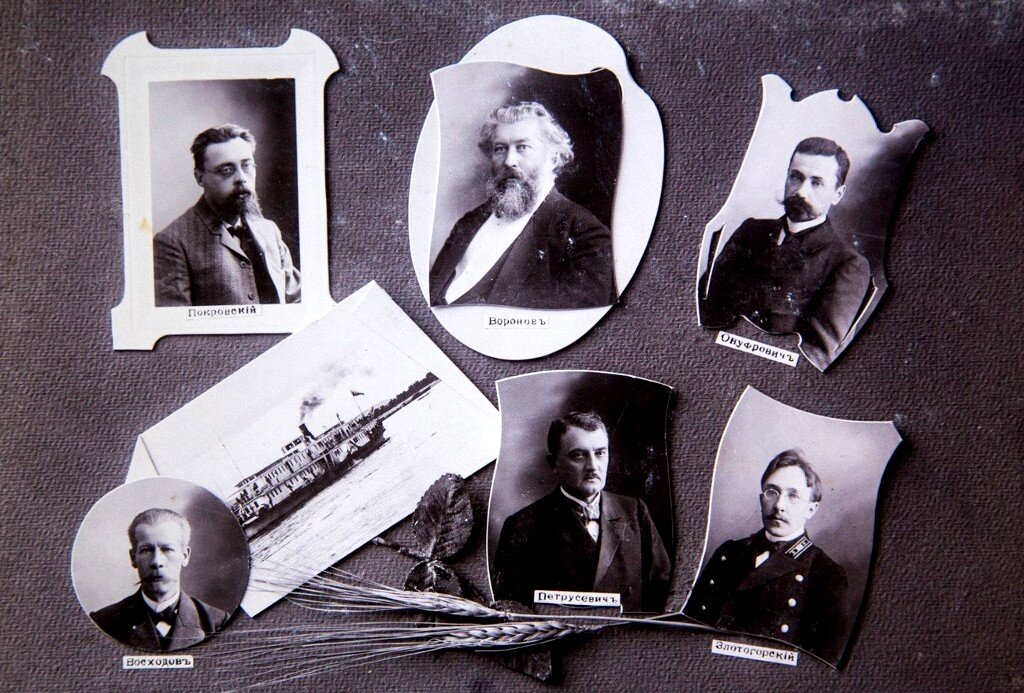 Фото из выпускного альбом Епархиального училища за 1908-й год. В верхнем ряду слева - врач училища П.В. Покровский