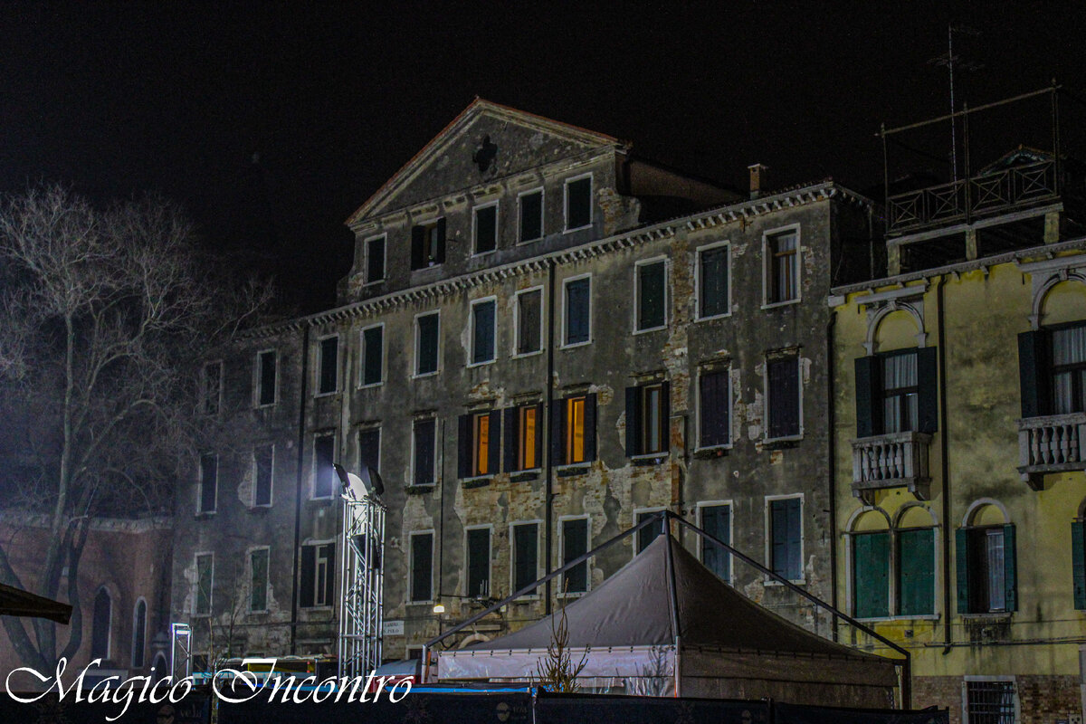 На кампо Сан-Поло строгий дизайн зданий
