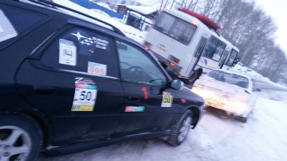 Субарик и королла на выезде из Томска