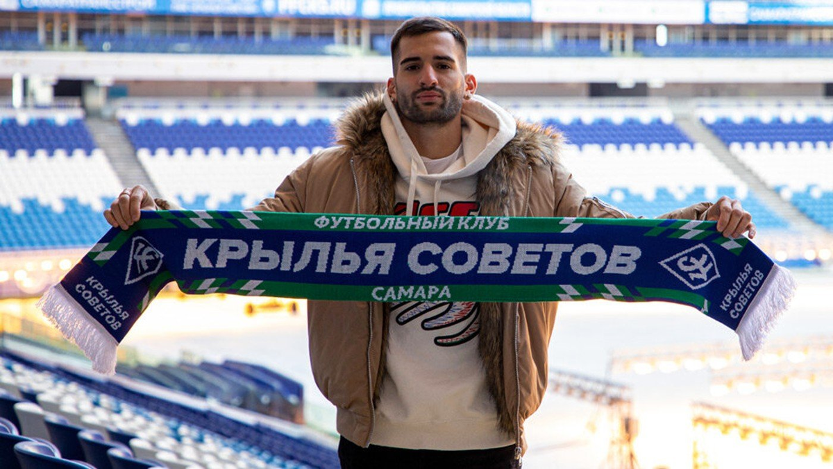 Ранее играл за "Манчестер Сити", например. Матыцин, купи! 