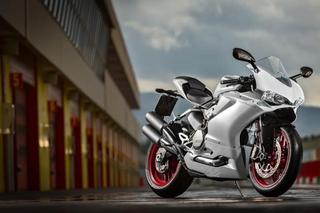
Как и GSX-R750, Panigale 959 располагается на ничейной территории за своим более мощным собратом. Но в отличии от GSX-R, это современный байк с навороченной электронной начинкой. Модели-близнецы 150hp и 955cc не так давно имели все шансы занять первое место в рейтинге по мощности. В каком же мире мы живем, если сейчас это второстепенные варианты...