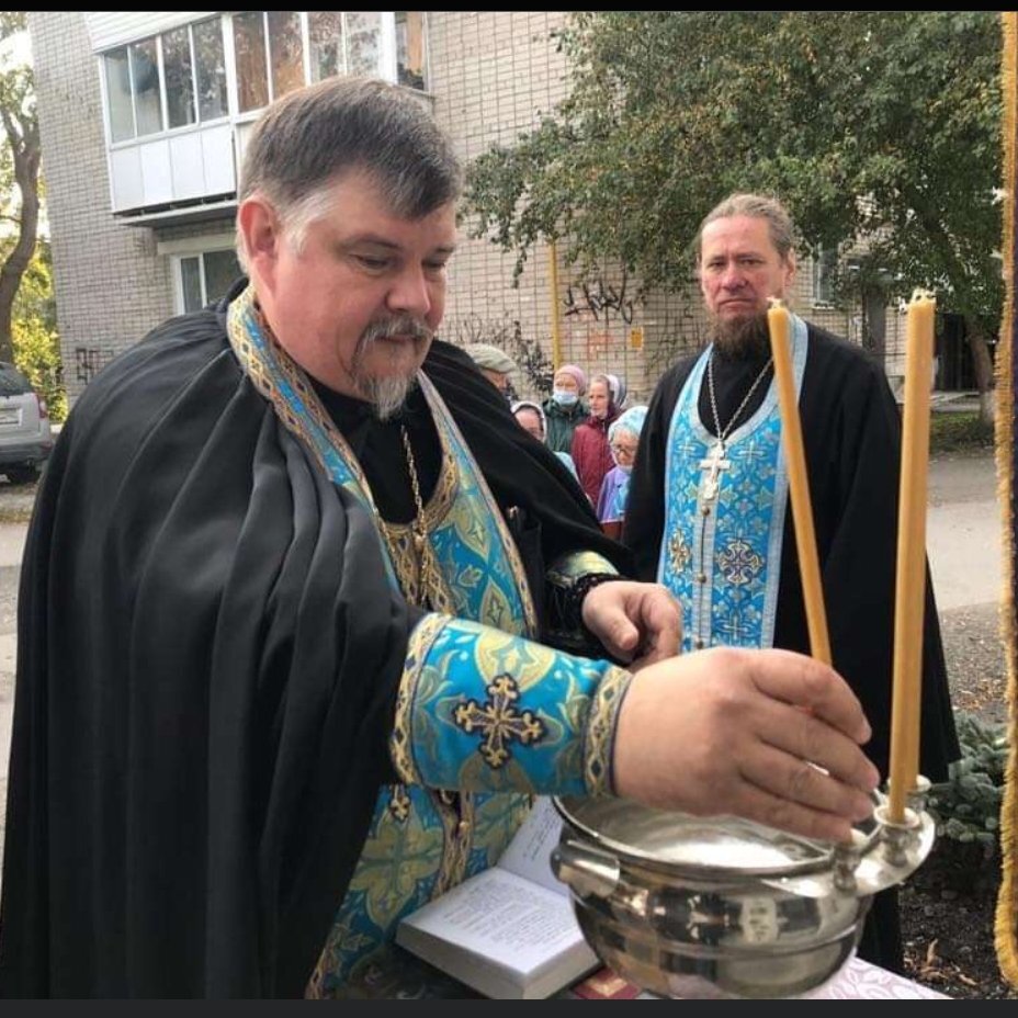 Священник производит обряд освещения аппарата по розливу святой воды. Картинка взята из источника: https://pbs.twimg.com/media/EiSZCfsWoAUFGcY.jpg.