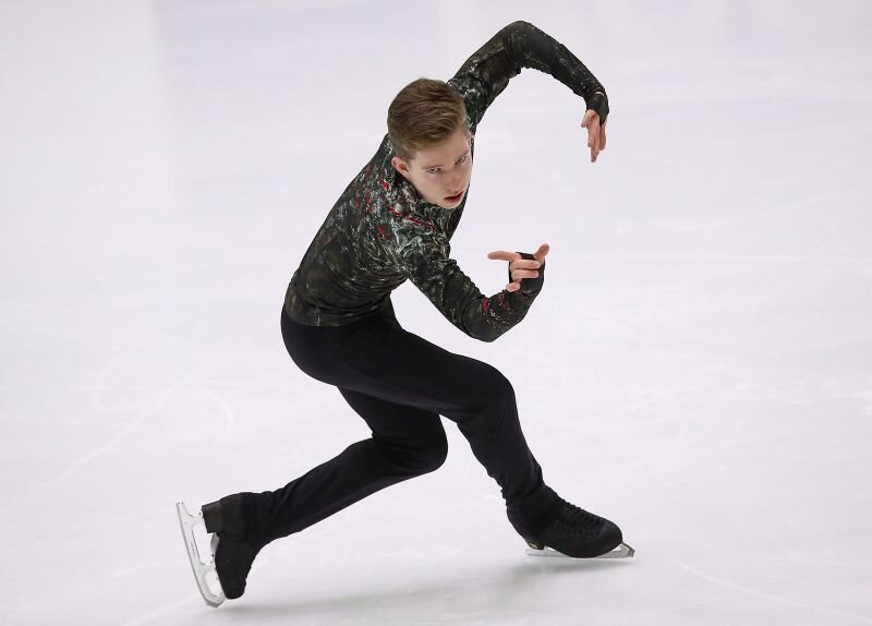 Эка колбасит парня! Я такую позу даже с переломами не смогу принять.