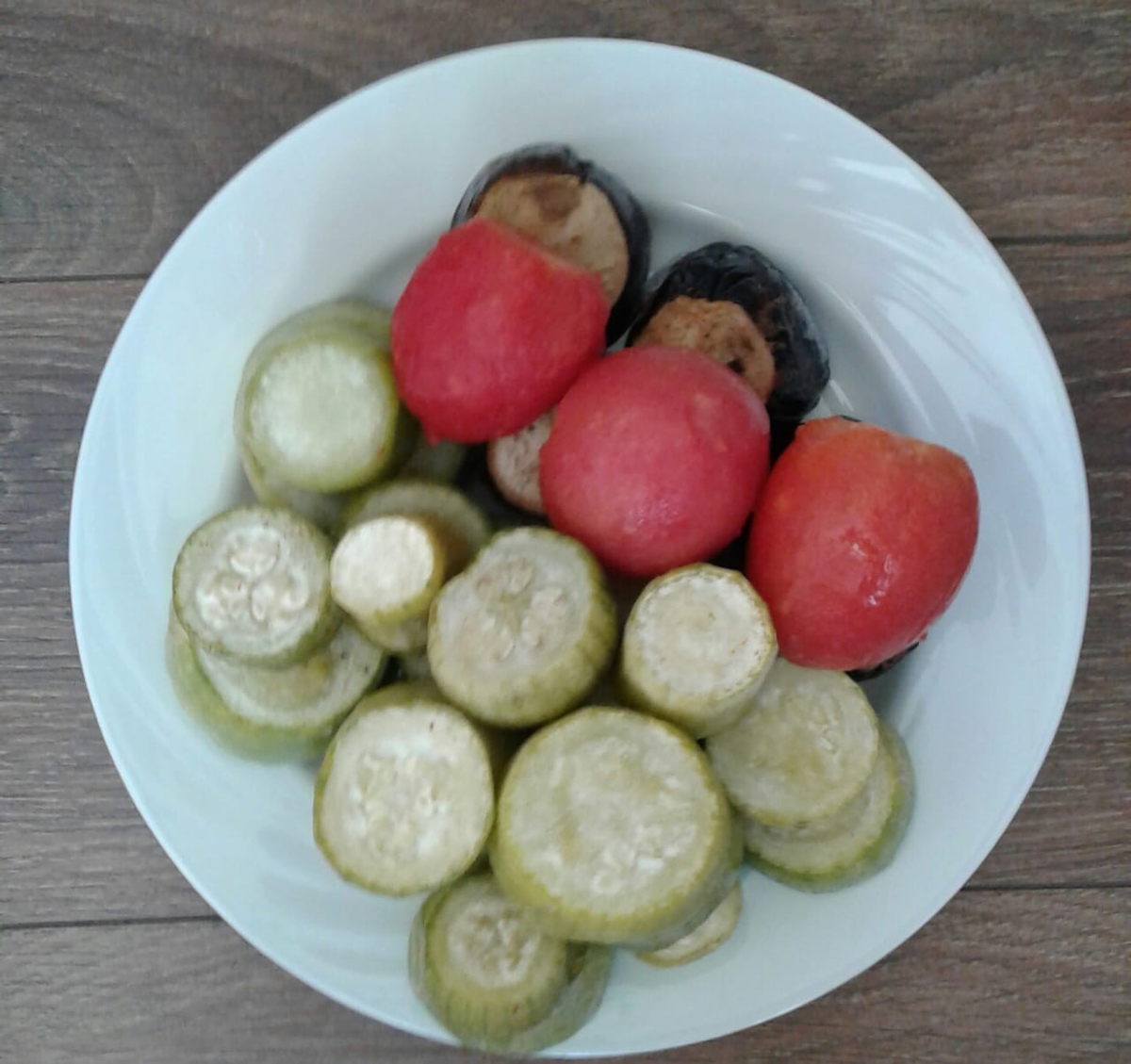 Помидоры ошпариваем и снимаем кожицу, морковь, перец сладкий