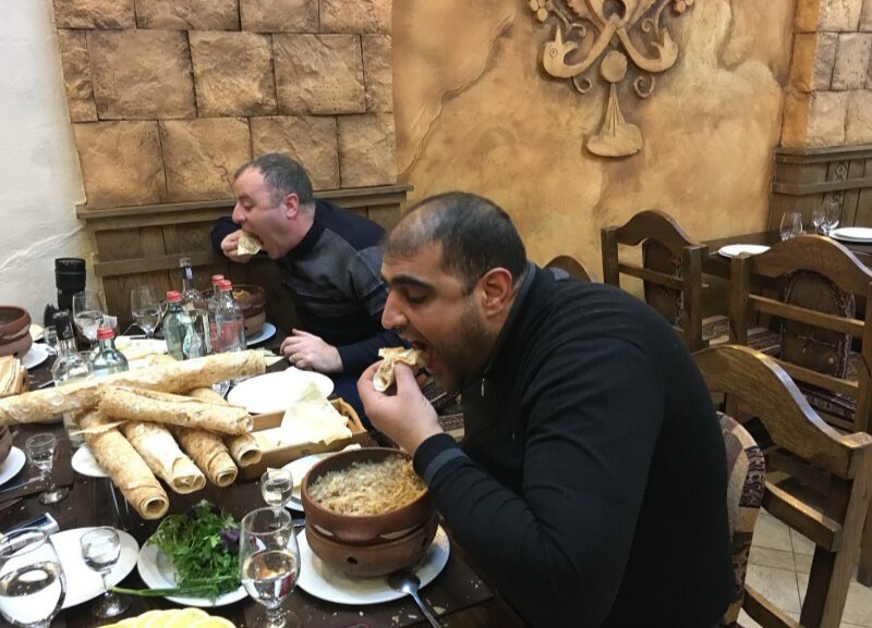 Люди, которые называют себя «истинными едоками хаша», едят его без ложки, вместо этого используют лаваш. Они уверены, что это блюдо