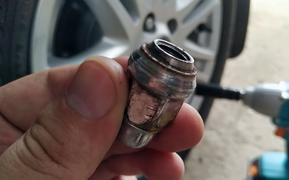 Обратите внимание – конусная часть гайки деформирована, так происходит, когда одними и теме же прикручивают литые и штампованные диски