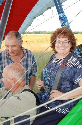 В прошлом году мы подарили нашей подруге полет на дельтаплане. Фото: Женщина после 50