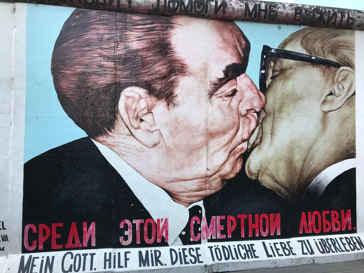 Լեգենդար «Եղբայրական համբույրը»: Ներկա: Բաց հարթակներից: