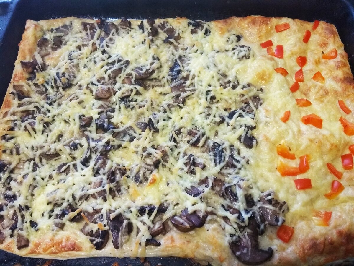 Сын не ест грибы, поэтому для него всегда оставляю место. В этот раз просто сыр и сладкий перец. Листай галерею. 