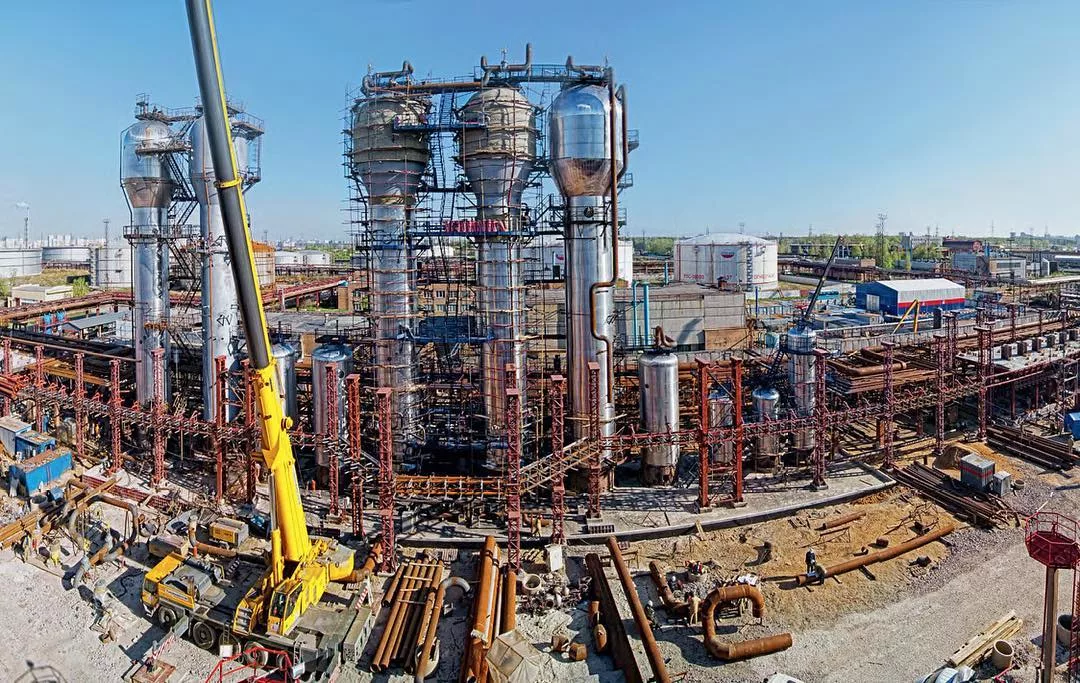 Омский НПЗ нефтеперерабатывающий завод стройка. Московский нефтеперерабатывающий завод. Стройка завода. Строительство завода.