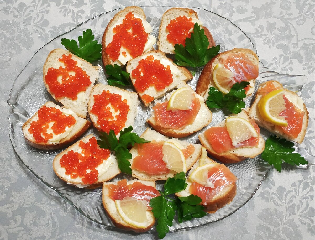 Бутерброды с красной рыбой: слабосоленая семга, сливочное масло и кусочек лимона