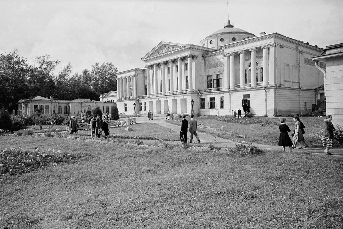 Останкино, Шереметевский дворец, 1954 - 1957 г. Фото С. О. Фридлянда. 