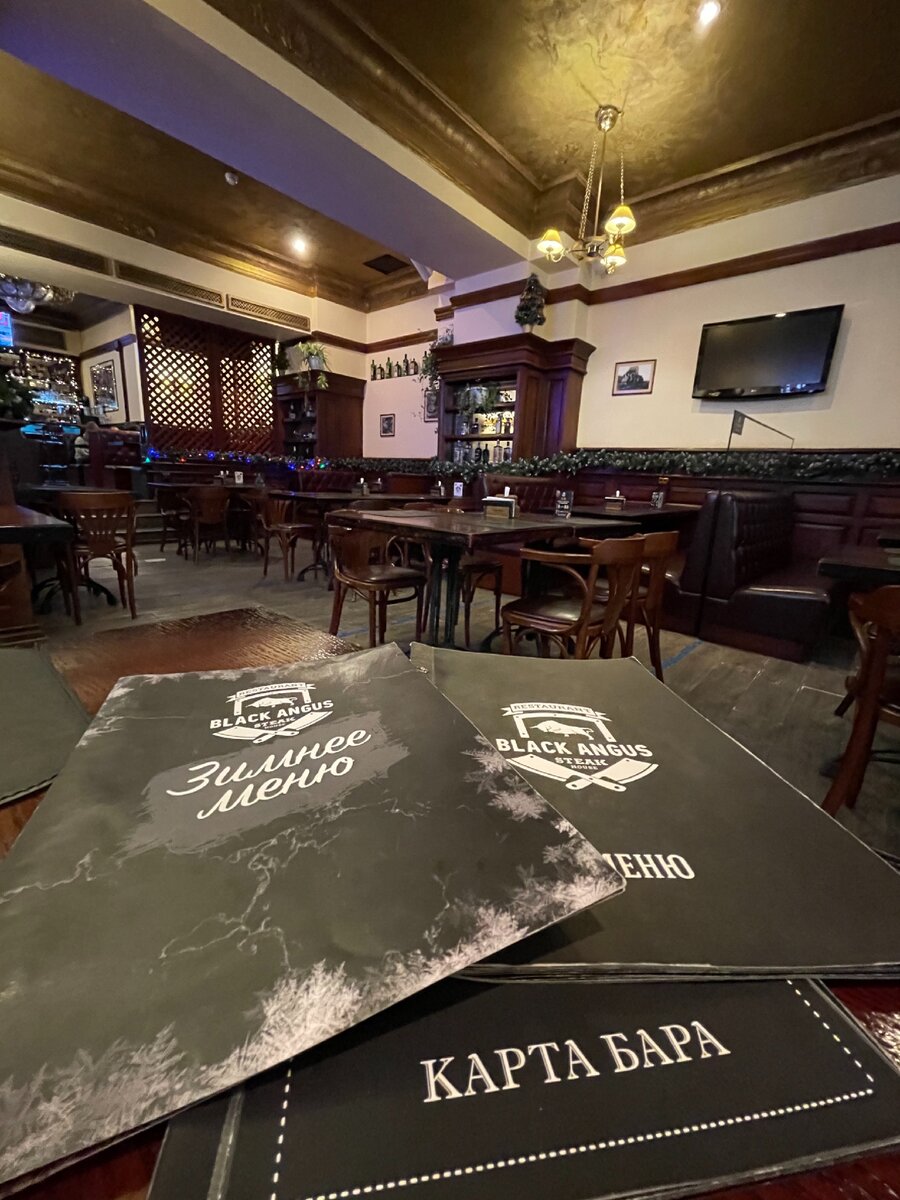 Просторно и уютно. Пока ещё даже с новогодним украшением :)