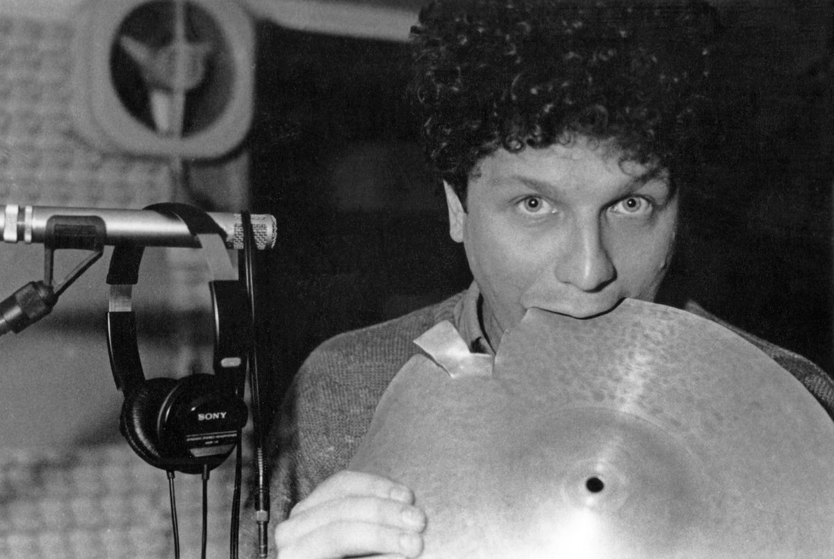 Конец 80-х принёс на сцену нашей страны свежесть. Забавно звучит предложение, не правда ли? Однако так и было. Официальная советская эстрада оказалась повержена посыпавшимися отовсюду рок дилетантами.-4