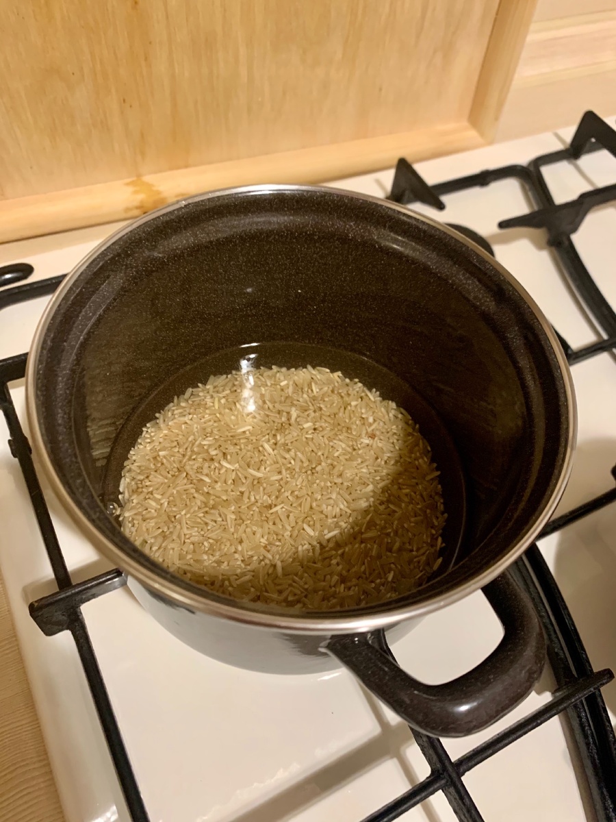 Обычно те крупы, которые должны развариться, закладывают в холодную воду, а те, что должны остаться рассыпчатыми - в кипящую!