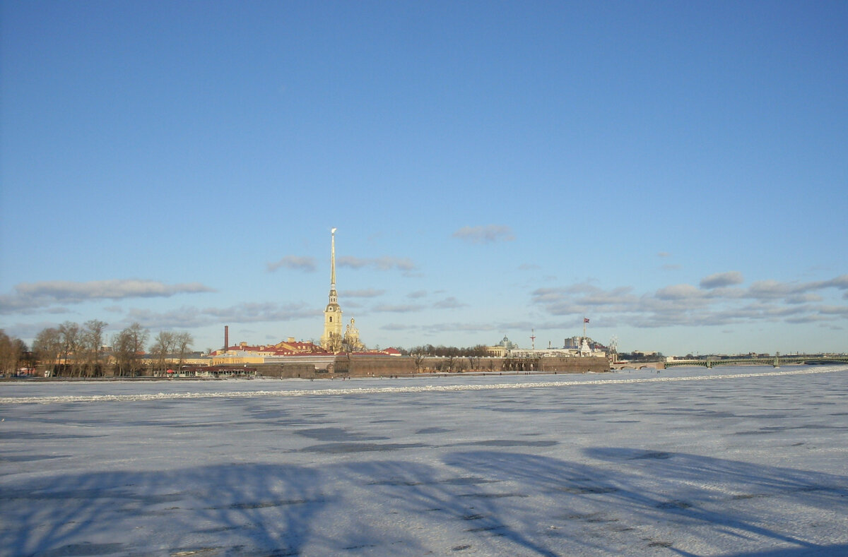 Петропавловская крепость, вид с набережной в ясный зимний день