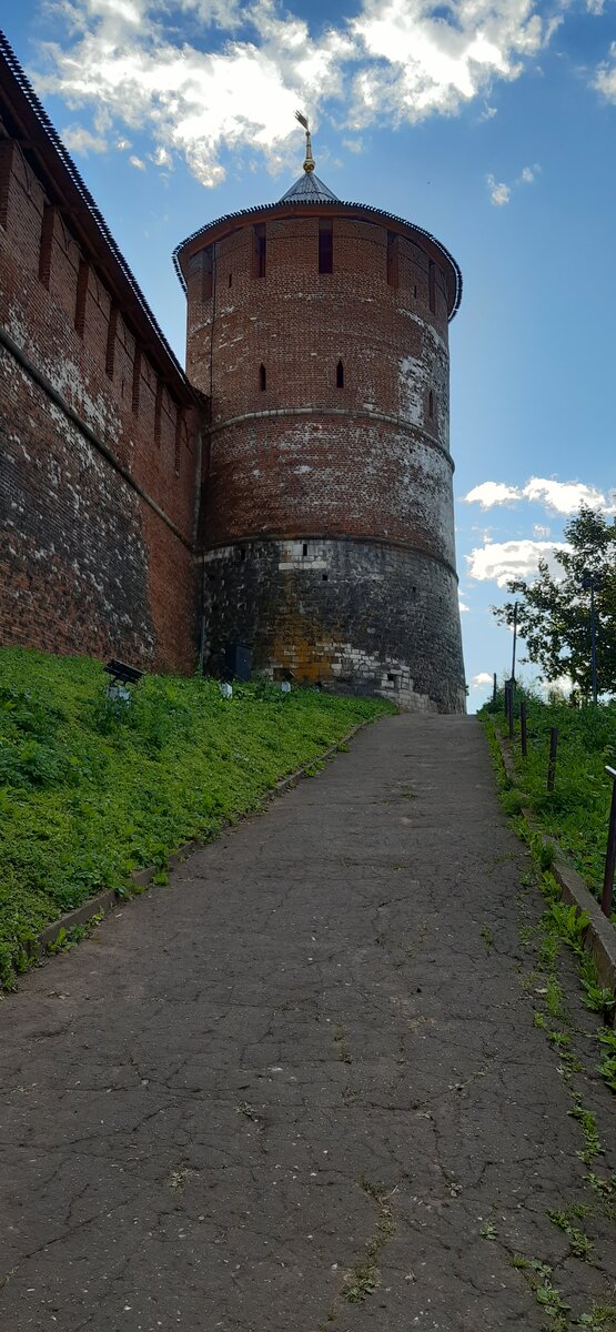 Август 2020. Кусты убрали, сделали подсветку. А стена и башня ничуть не изменились.