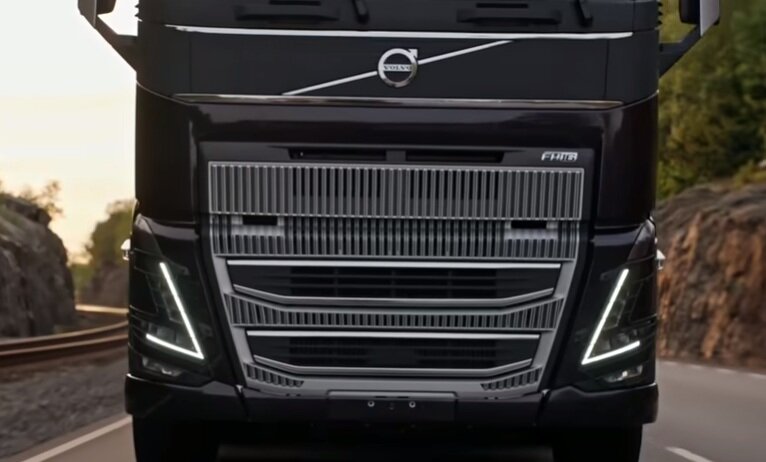 Один из грузовиков, на которые обычно ставят тахограф. Скриншот из видео. Используется и распространяется бесплатно по лицензии https://www.youtube.com/t/terms