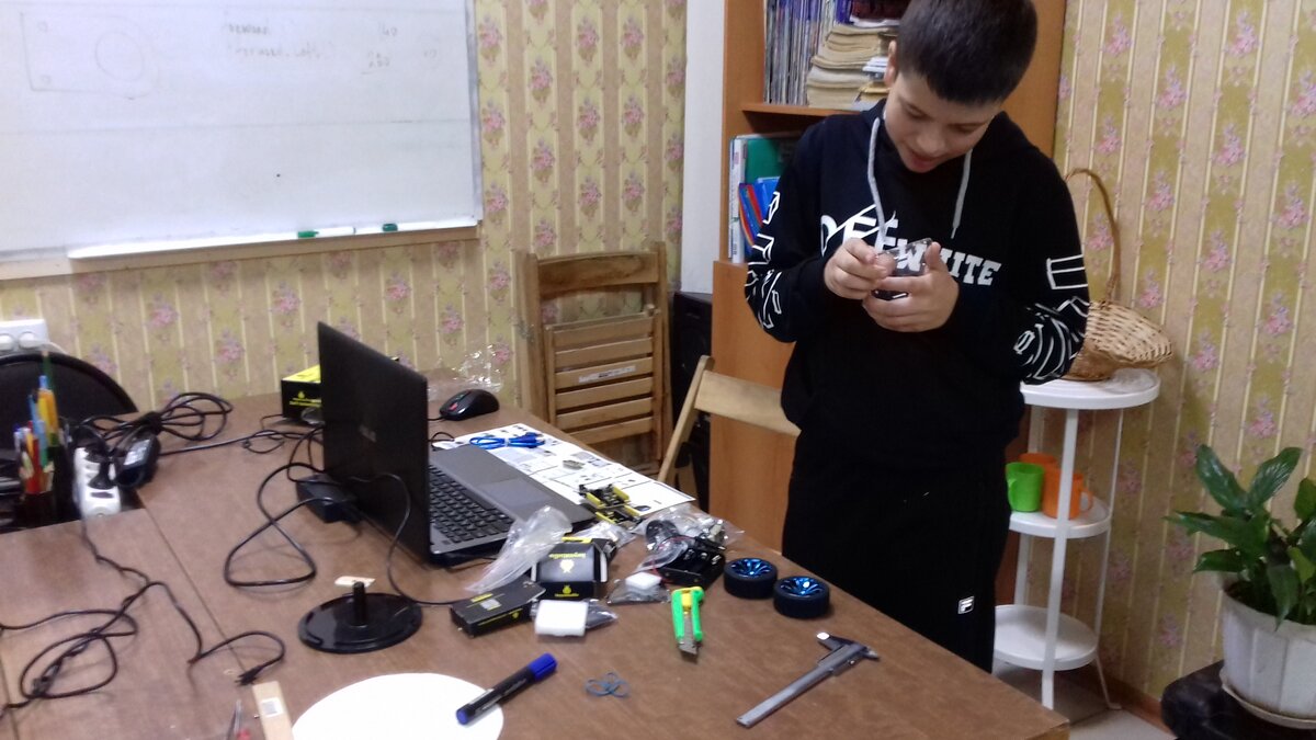 Сборка балансирующего робота в лаборатории детской робототехники