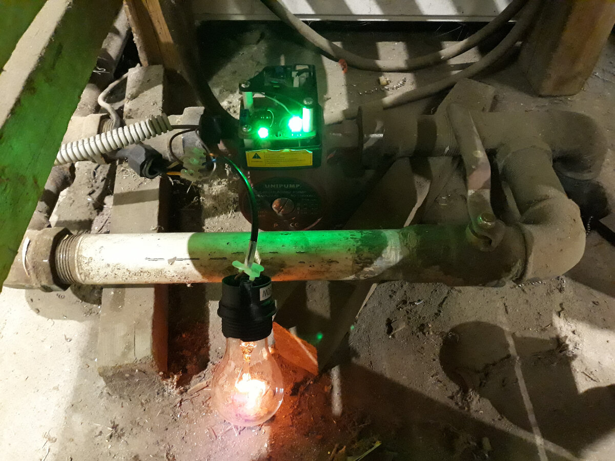 Не эстетично, всё грязно, но работает.. первая лампочка сигнализирует о наличии питания, второй светодиод указывает на какой скорости работает насос. Третья лампочка висит просто так))