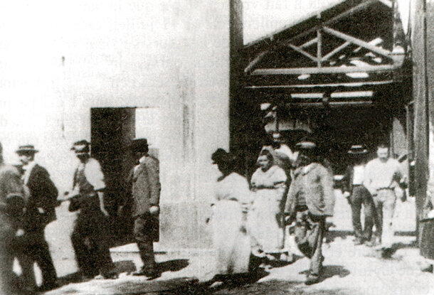 Братья Люмьер «Выход рабочих с фабрики Люмьеров», 1895 год